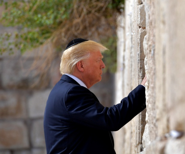 donald trump prays at the western wall