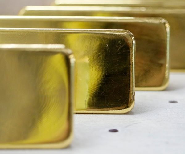 Gold Tops Unprecedented $2,700/oz Milestone