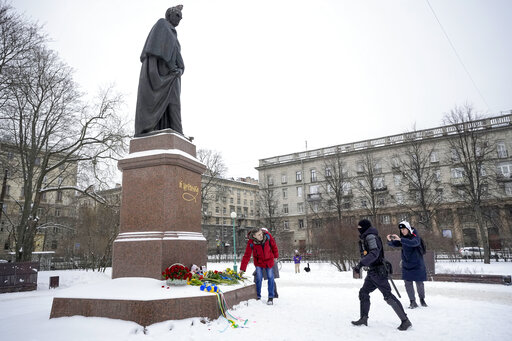 Russians Mark Ukraine war Anniversary with Flowers, Arrests