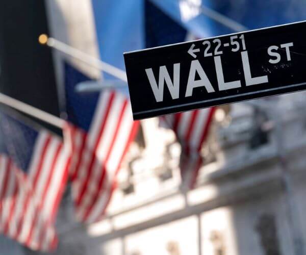 Wall Street Ends Mixed in Face of Mounting Uncertainties