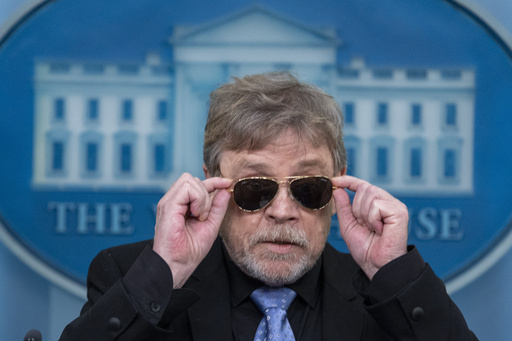 Mark Hamill puts on suglasses