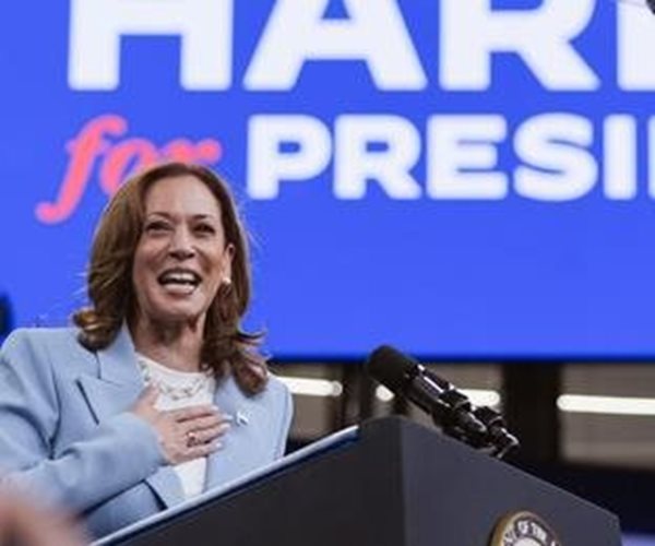 kamala harris smiling