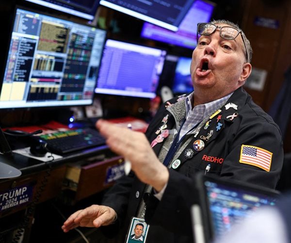 Wall Street Ends Narrowly Mixed in Volatile Trading