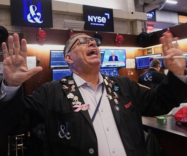 Futures Slip as AI Disruption Fears Linger