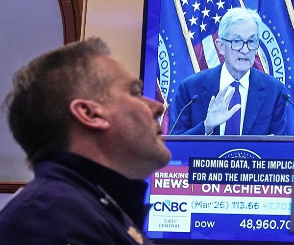 US Stocks Fall Under Pressure From Crude Oil Prices