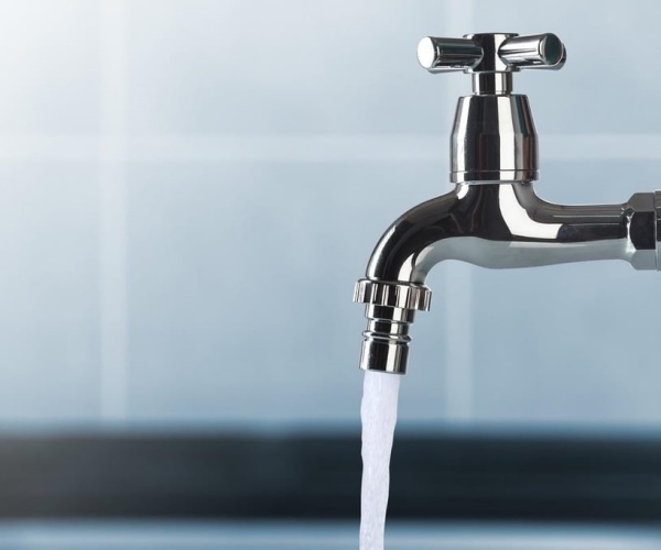 water coming out of a faucet in sink