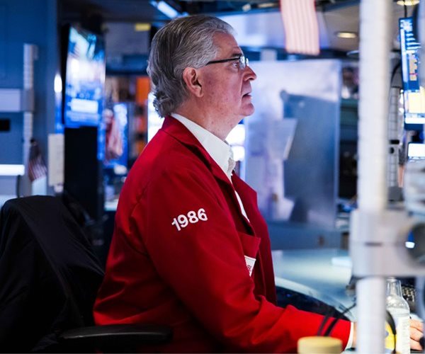 Stocks Fall on Mixed Earnings, China Trade Tensions