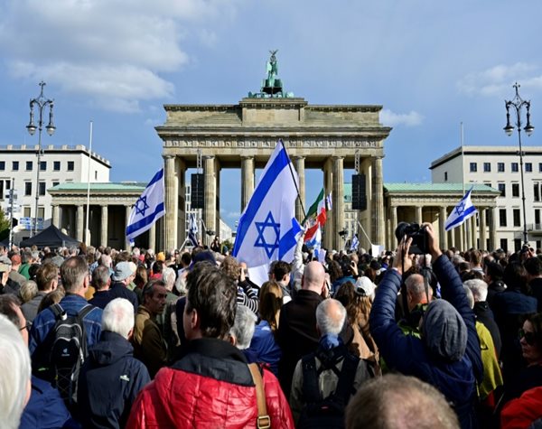 Germany Vows to Fight Anti-Semitism as Thousands Hold Pro-Israel Rally