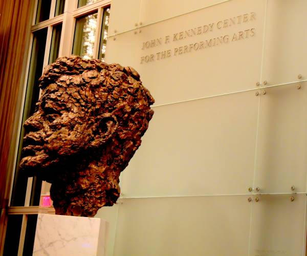 a bust of jfk at the kennedy center