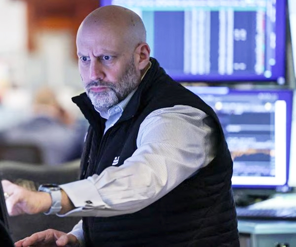 Dow Falls Nearly 800 Points as Oil Surges to $85