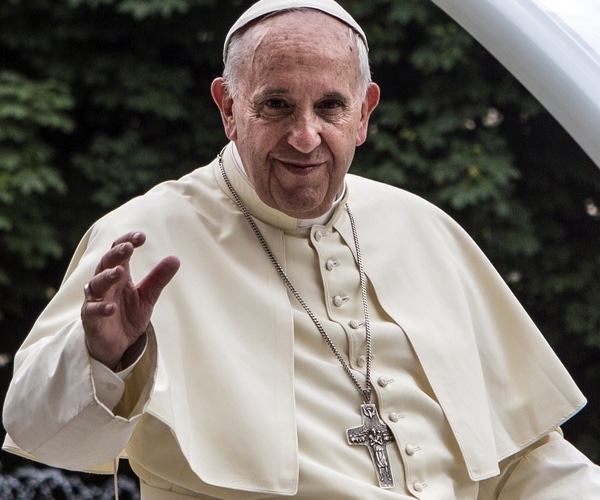 pope francis greets worshippers