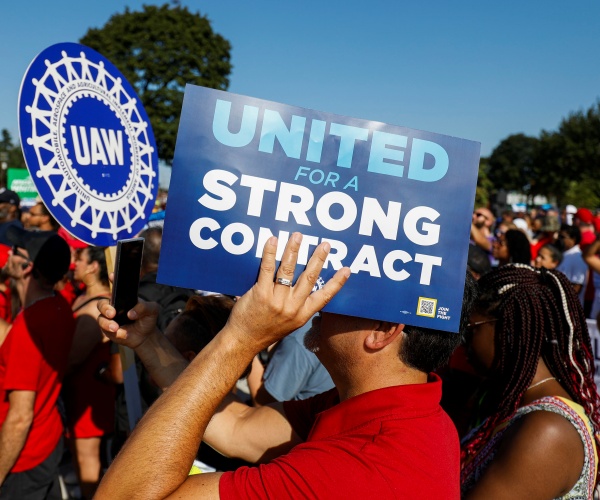 UAW May Strike at Small Number of Factories If No Deal