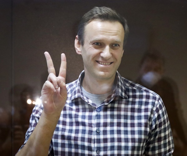 Russia's Navalny Forced to Listen to Pro-Putin Singer Every Morning   