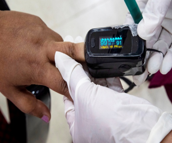 a pulse oximeter on a black patient's finger