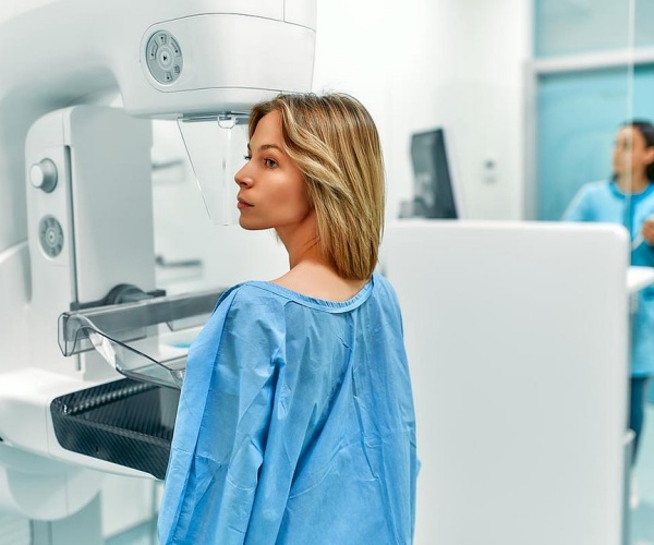 woman undergoing mammogram