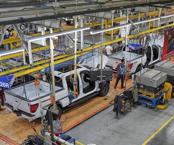 US Manufacturing Rebounds as Orders Surge