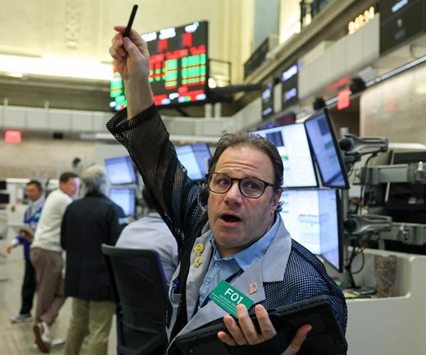 Wall Street Falls on Worries About War, Interest Rates