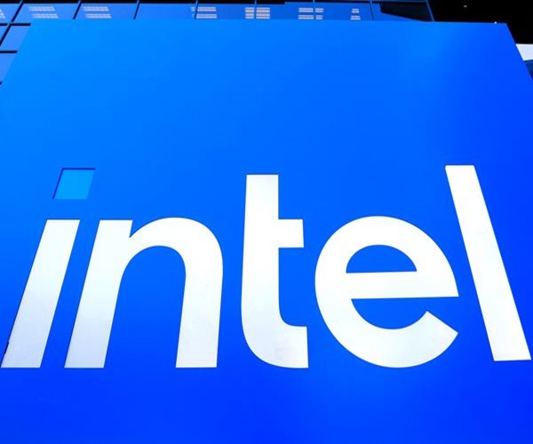 Intel Sinks 13% as Supply Chain Issues Hit Turnaround