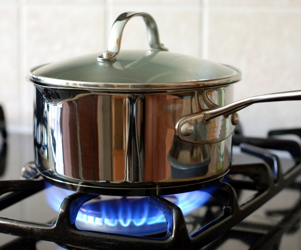 pot with top on gas stove burner