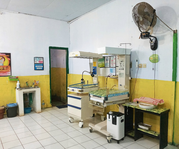 Delivery Room for Pregnant Women at Indonesian Hospital with Beds and Modern Equipment