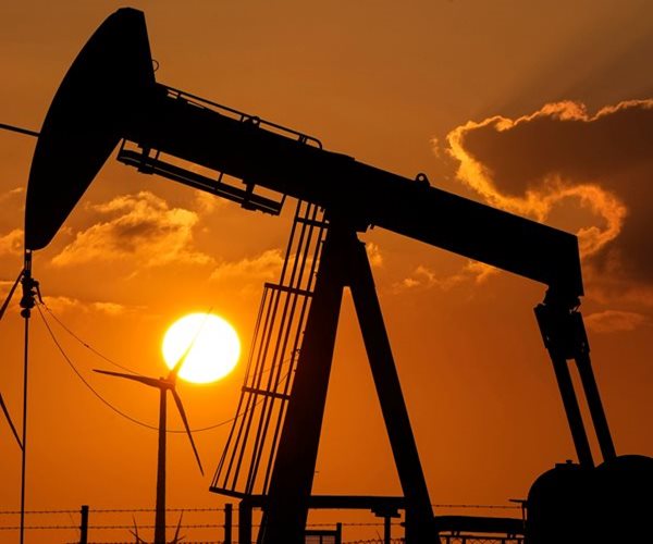 Oil Surges to $90, Biggest Weekly Gain Since 2024