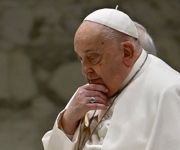 Vatican: Pope Francis Shows Slight Improvement, Resumes Some Work