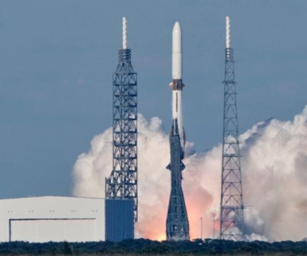 Blue Origin Launches Huge Rocket Carrying Twin NASA Spacecraft to Mars