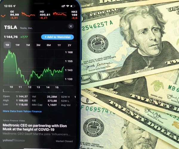 Tesla Jumps 5% on SpaceX Merger Talks