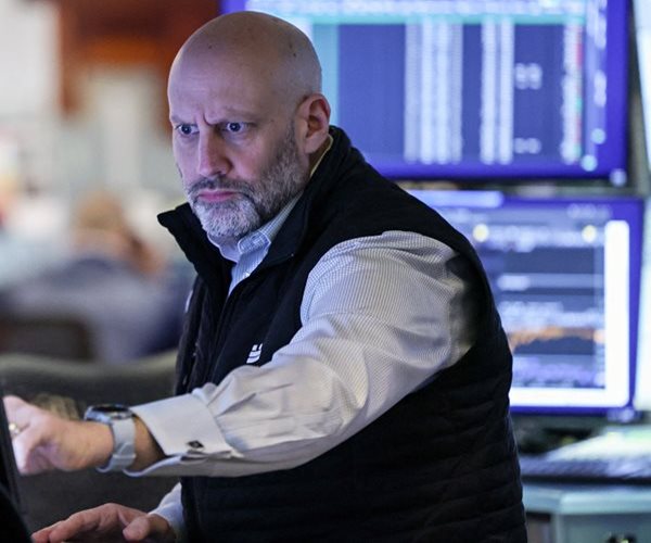 Dow Falls Nearly 800 Points as Oil Surges to $85