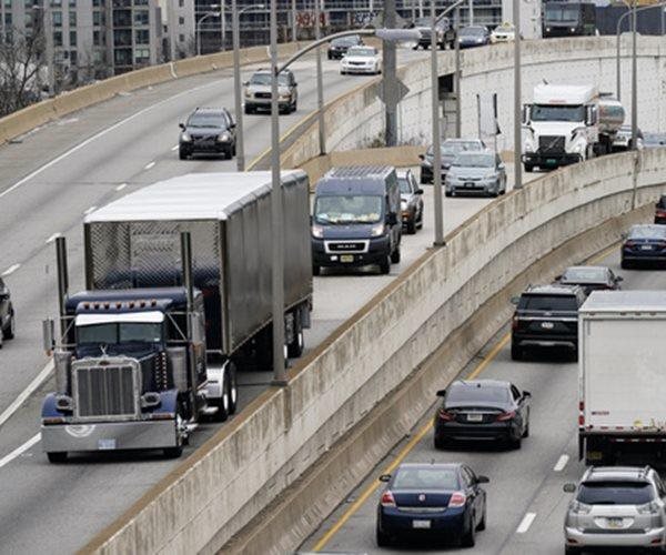 EPA Sets Strict Emissions Codes for Heavy-Duty Trucks, Buses