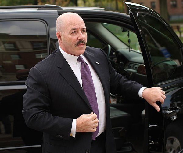 bernie kerik enters a courthouse
