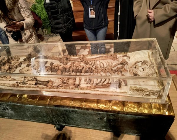 Thousands of Pilgrims Visit Remains of St Francis