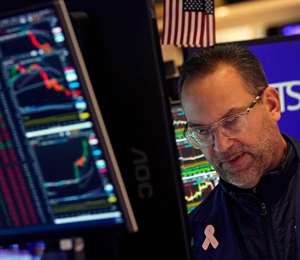 Stocks End Flat as Rising Yields Pressure Megacaps