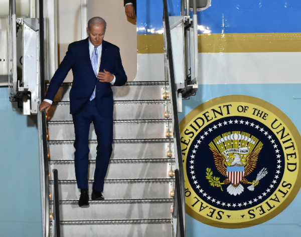 joe biden walks down the stairs of air force one