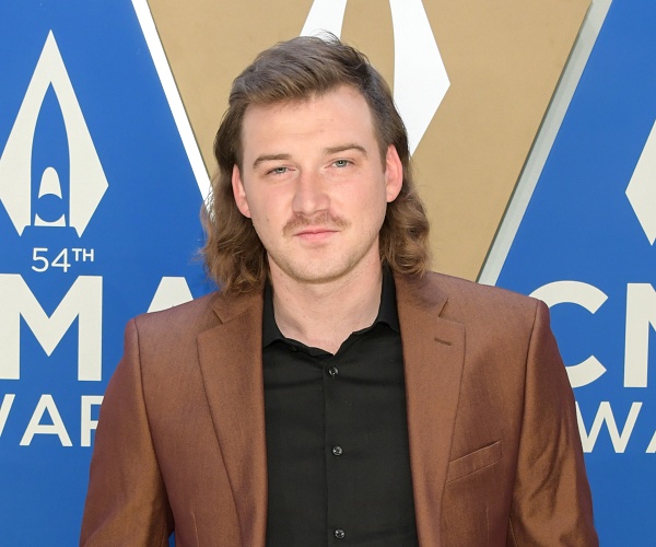 morgan wallen poses for photo on red carpet