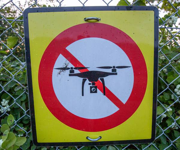 ano drone warning sign mounted at a fence
