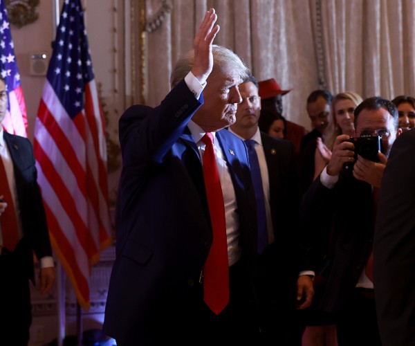 donald trump waves his hand