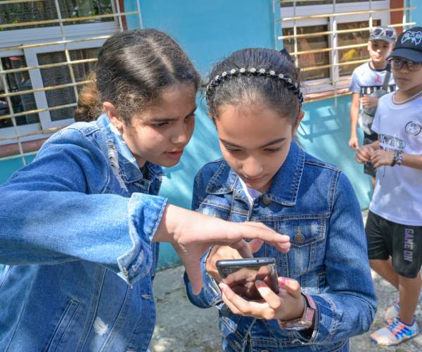 children on a cellphone