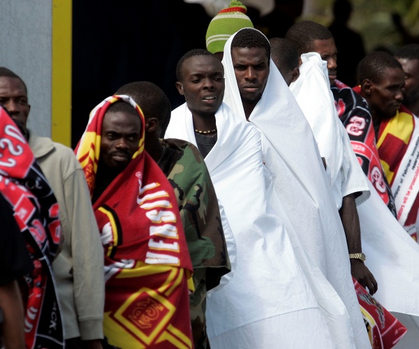 haitian migrants line up for transportation