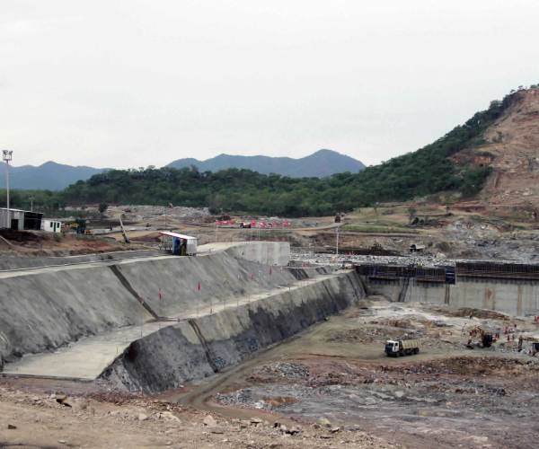 construction equipment at the site of the dam