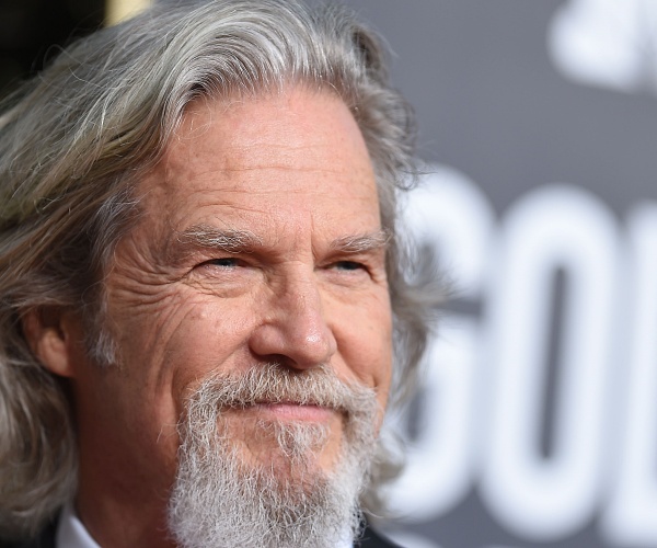 jeff bridges stands on red carpet