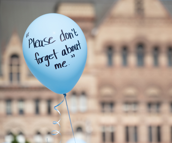 a balloon reading please dont forget about me