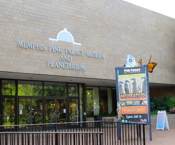 the front of teh pink palace in memphis