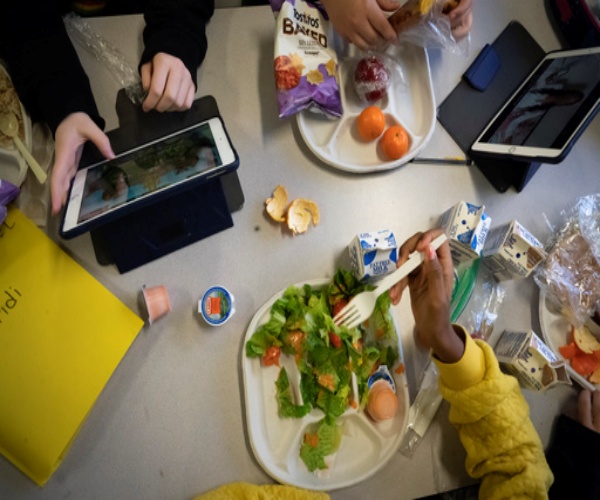 children eating lunch at school