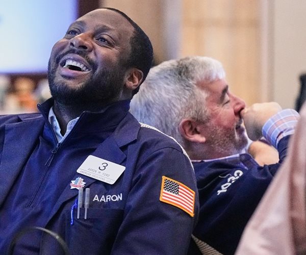 Global Stocks Head for Year-End Record on Fed Rate Cut Bets