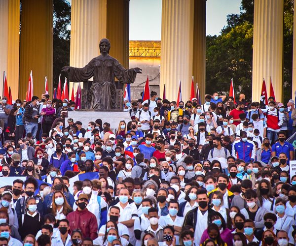 Cuban students and pro-government demonstrators