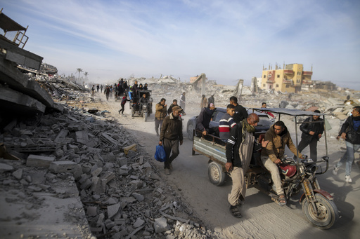 Palestinians Trek across Rubble to Return to Their Homes as Gaza Ceasefire Takes Hold