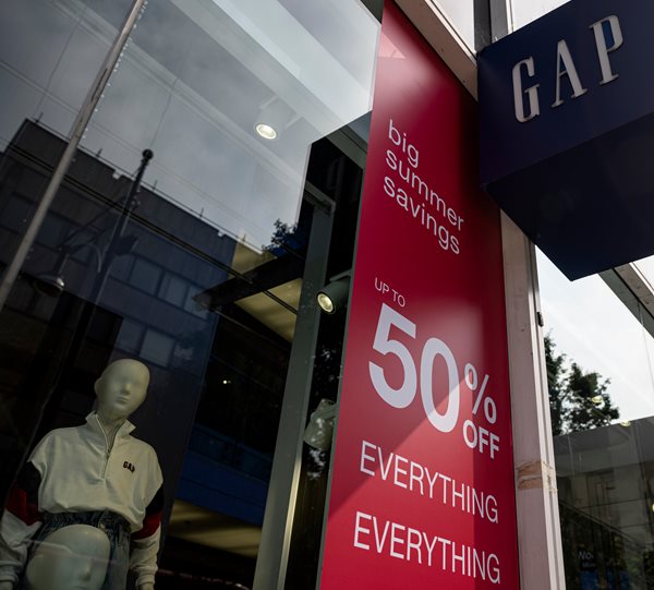 Gap Raises Annual Target Betting on Holiday Sales