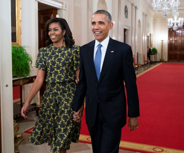 michelle and barack obama walk in the white house