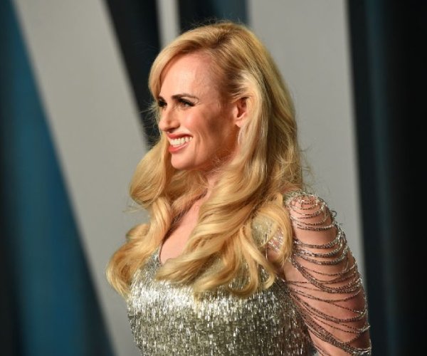 rebel wilson attends an oscars party